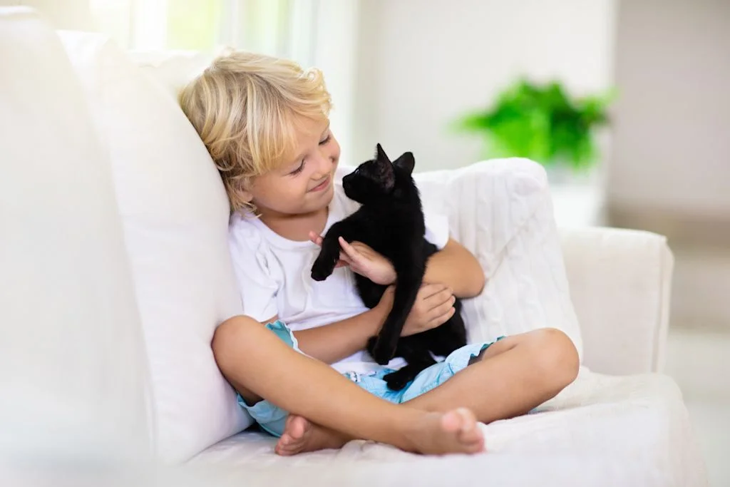 bambino con gatto
