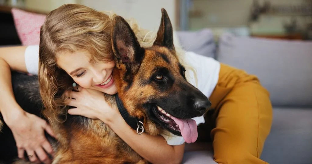 Una donna abbraccia un cane